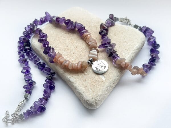 Unikalny, komplet  robiony z ametystu i kamienia słonecznego z przywieszką z rysunkiem Beaty Pawlikowskiej Miłość