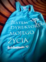 Koszulka TOP damski błękitny ze złotą myślą ” Jestem dyrektorem mojego życia” - obrazek 2
