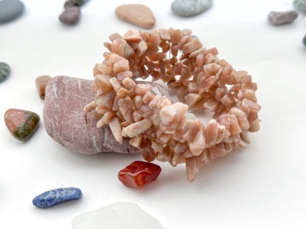 bransoletka z plecionego kamienia słonecznego