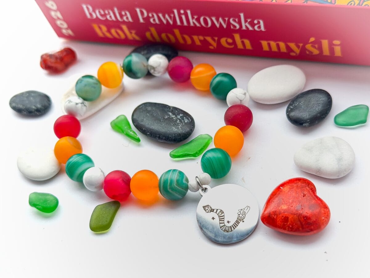 Bransoletka z agatu i howlitu z przywieszką w odcieniu srebra z rysunkiem Beaty Pawlikowskiej Wąż Quetzalcoatl - obrazek 4