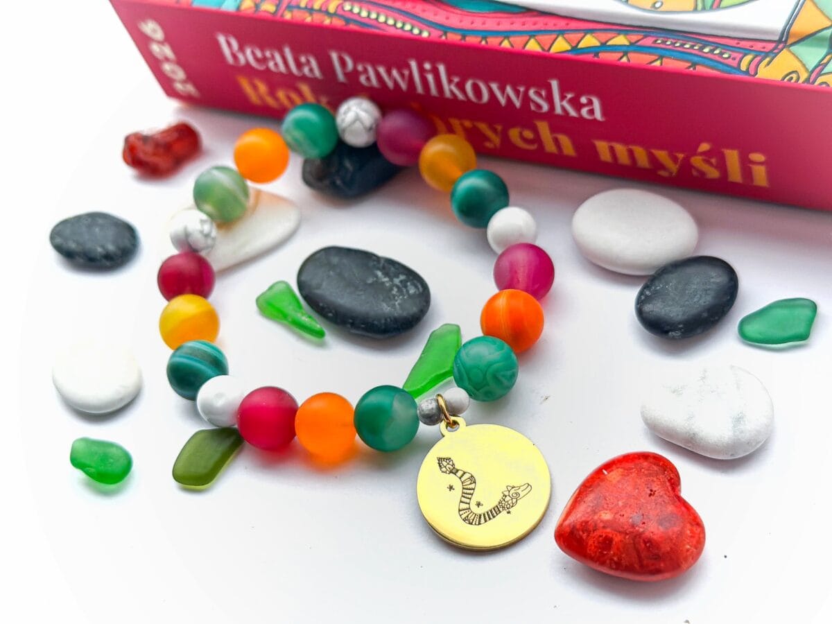 Bransoletka z agatu i howlitu z przywieszką w odcieniu złota z rysunkiem Beaty Pawlikowskiej Wąż Quetzalcoatl - obrazek 4