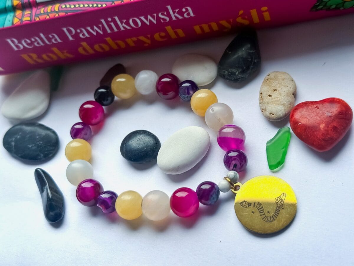 Bransoletka z agatu topazu i howlitu z przywieszką w odcieniu złota z rysunkiem Beaty Pawlikowskiej Wąż Quetzalcoatl - obrazek 3
