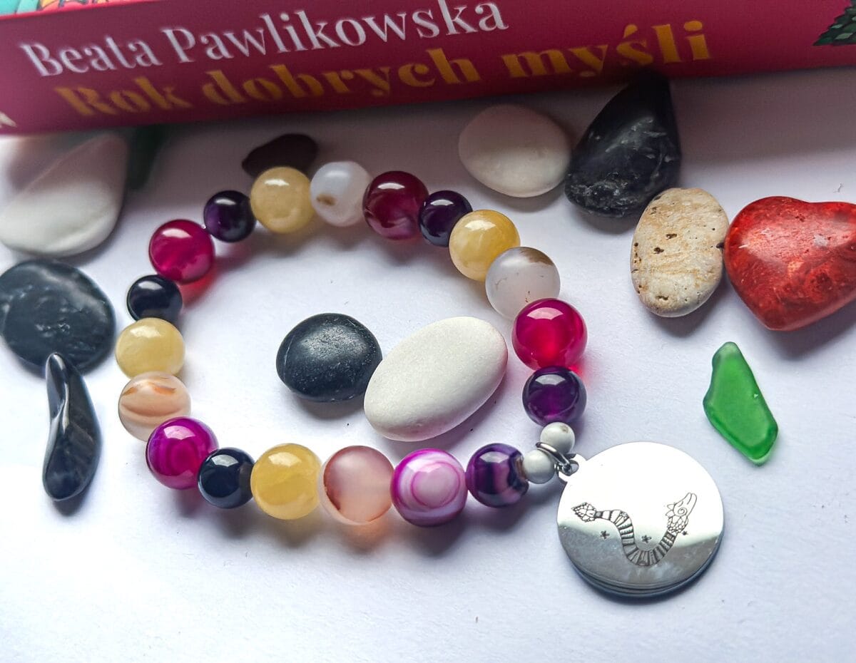 Bransoletka z agatu topazu i howlitu z przywieszką w odcieniu srebra z rysunkiem Beaty Pawlikowskiej Wąż Quetzalcoatl - obrazek 4