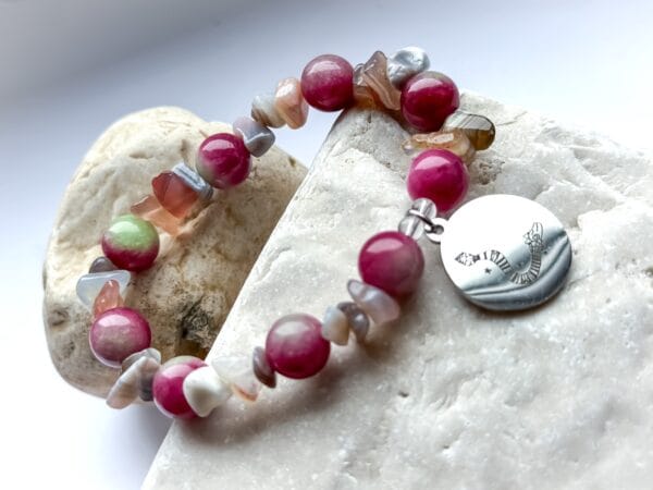 Bransoletka z zoisyt z rubinem i z agatu z przywieszką w odcieniu srebra z rysunkiem Beaty Pawlikowskiej Wąż Quetzalcoatl