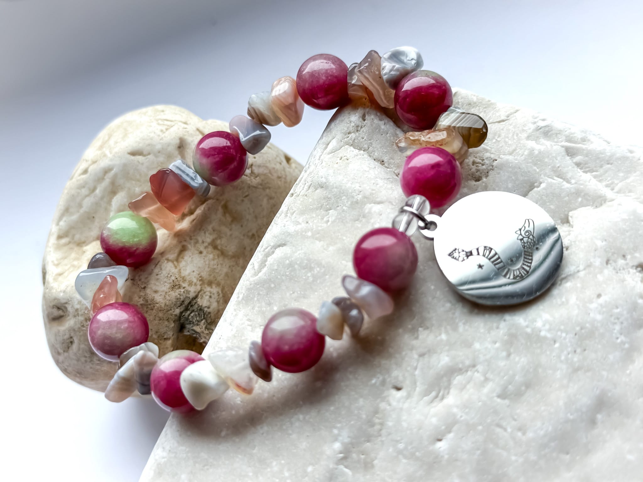 IMG_7628 Bransoletka z zoisyt z rubinem i z agatu z przywieszką w odcieniu srebra z rysunkiem Beaty Pawlikowskiej Wąż Quetzalcoatl - obrazek 1