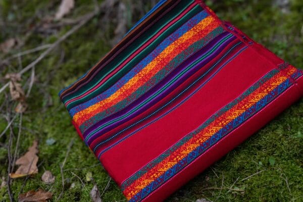 Kolorowa tkanina z Peru przywieziona przez Beatę Pawlikowską