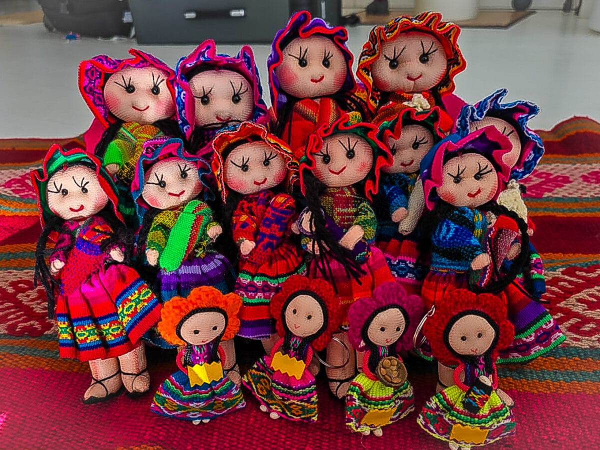 Pomarańczowa lalka brelok z Peru - obrazek 2