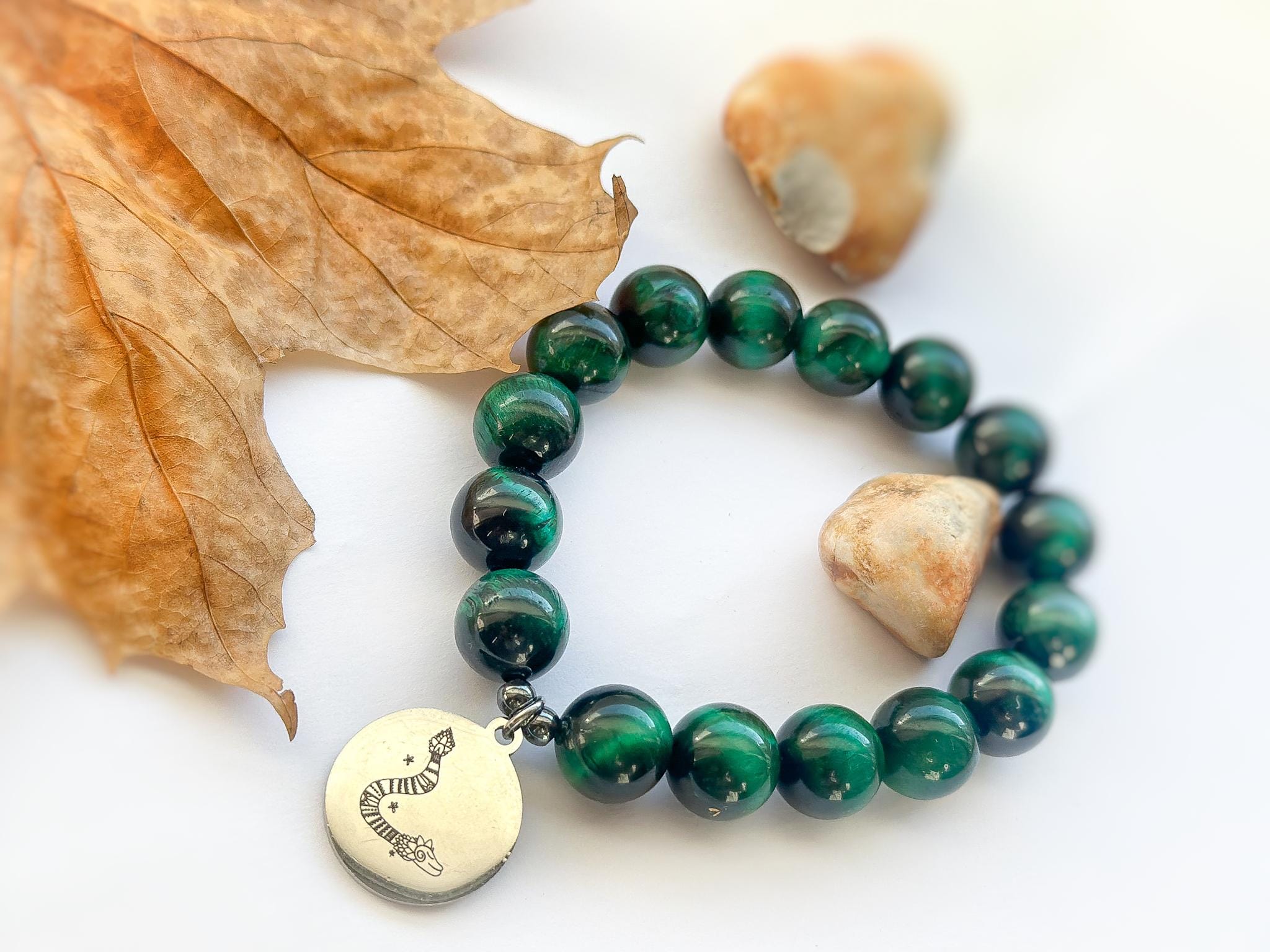 8749c90e-8cb5-409d-bef7-5882fb42bf6b Bransoletka z tygrysiego oka z przywieszką rysunkiem Beaty Pawlikowskiej Wąż Quetzalcoatl - obrazek 1