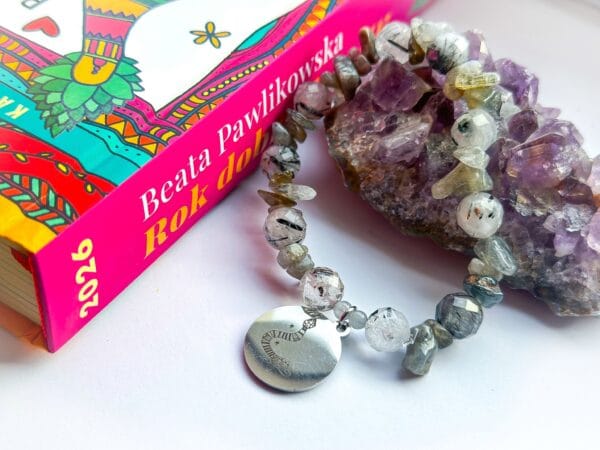 Bransoletka z labradorytu i z kwarcu turmalinowego z przywieszką rysunkiem Beaty Pawlikowskiej Wąż Quetzalcoatl