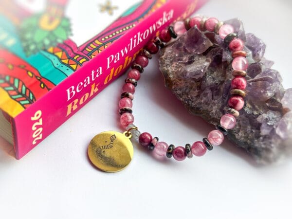 Bransoletka z thulitu i rodonitu  z przywieszką „Pierzasty wąż”  projektu Beaty Pawlikowskiej