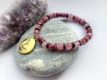 Bransoletka z thulitu i rodonitu  z przywieszką „Pierzasty wąż”  projektu Beaty Pawlikowskiej - obrazek 4