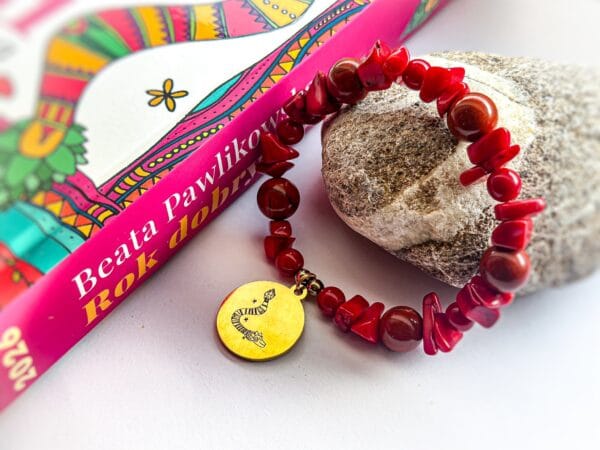 Bransoletka z czerwonego jaspisu z przywieszką rysunkiem Beaty Pawlikowskiej Wąż Quetzalcoatl