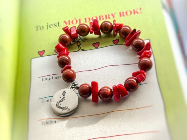 Bransoletka z czerwonego jaspisu z przywieszką rysunkiem Beaty Pawlikowskiej Wąż Quetzalcoatl