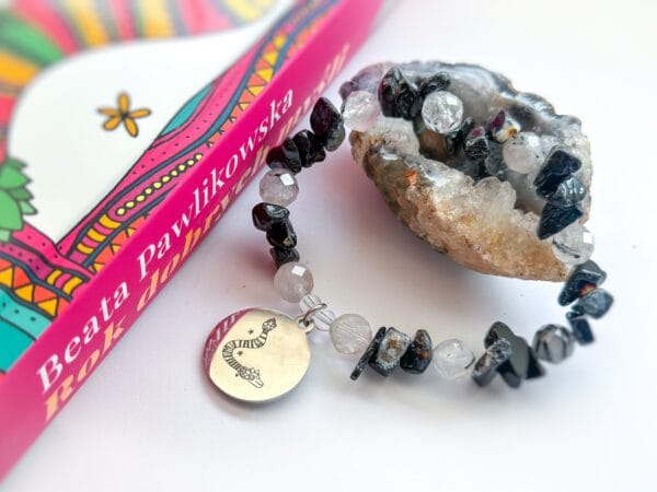 Bransoletka z kwarcu turmalinowego i z onyksu z przywieszką w odcieniu srebra z rysunkiem Beaty Pawlikowskiej Wąż Quetzalcoatl