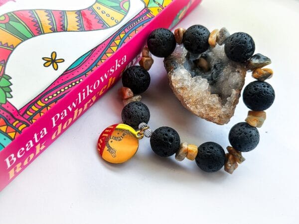 Bransoletka z lawy i z jaspisu z przywieszką w odcieniu złota z rysunkiem Beaty Pawlikowskiej Wąż Quetzalcoatl