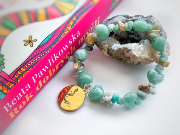 Bransoletka z agatu z przywieszką w odcieniu złota z rysunkiem Beaty Pawlikowskiej Wąż Quetzalcoatl