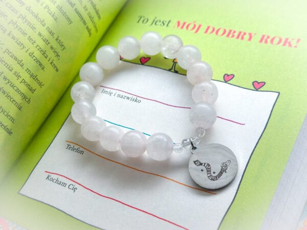 Bransoletka z kwarcu z przywieszką w odcieniu srebra z rysunkiem Beaty Pawlikowskiej Wąż Quetzalcoatl