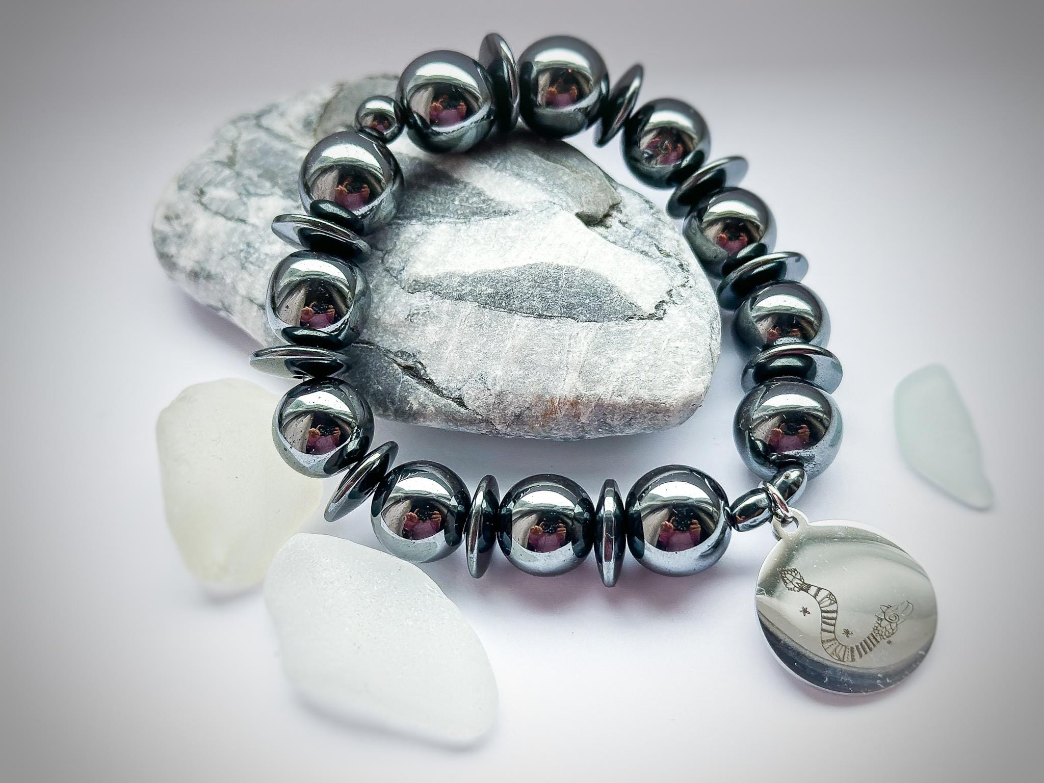 b63033c1-b58a-4326-bf10-a879f9ec4b9d Bransoletka z Hematytu z przywieszką w odcieniu złota z rysunkiem Beaty Pawlikowskiej Wąż Quetzalcoatl - obrazek 1