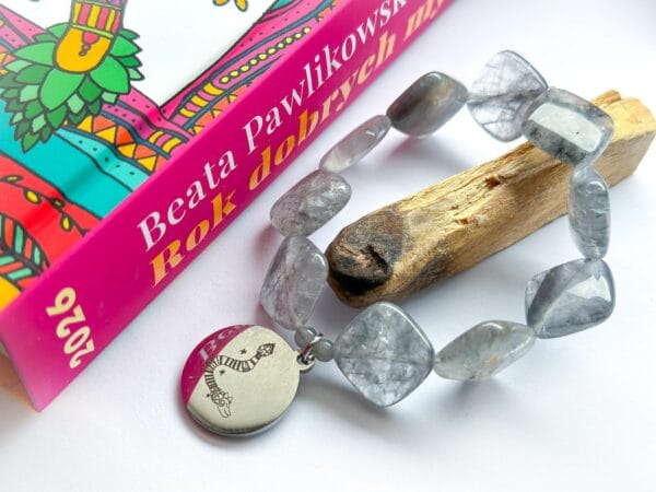 Bransoletka z szarego kwarcu  z przywieszką rysunkiem Beaty Pawlikowskiej Wąż Quetzalcoatl