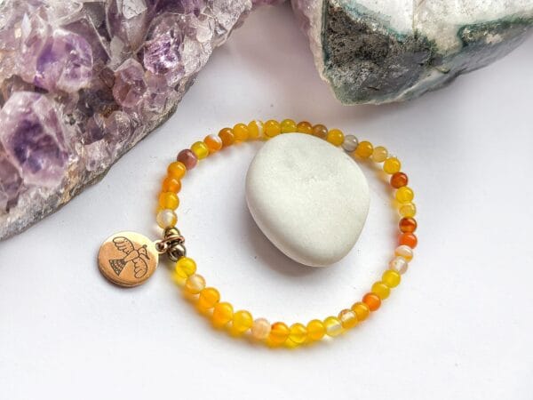 Bransoletka z agatu żółtego  z przywieszką w odcieniu miedzi z rysunkiem Beaty Pawlikowskiej Orzeł