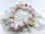 Bransoletka z różowego kwarcu i agatu z przywieszką spirala - obrazek 2