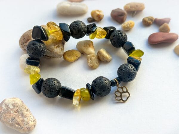 Bransoletka z lawy, turmalinu, oliwinu i cytrynu z przywieszką łapka