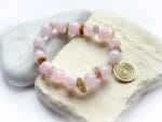 Bransoletka z różowego kwarcu i agatu z przywieszką spirala - obrazek 3