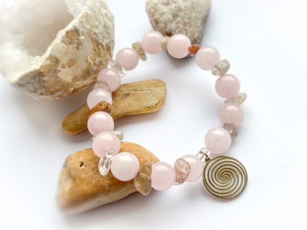 Bransoletka z różowego kwarcu i agatu z przywieszką spirala