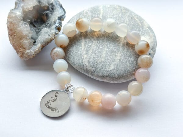 Bransoletka z agatu z przywieszką w odcieniu srebra z rysunkiem Beaty Pawlikowskiej Wąż Quetzalcoatl