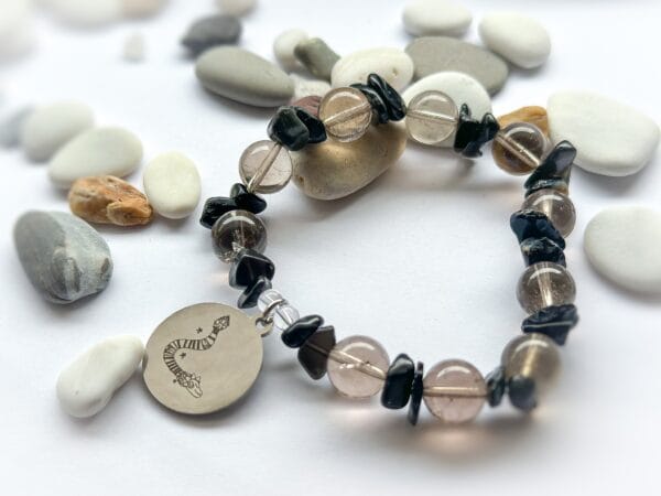 Bransoletka z turmalinu i kwarcu dymnego z przywieszką rysunkiem Beaty Pawlikowskiej Wąż Quetzalcoatl