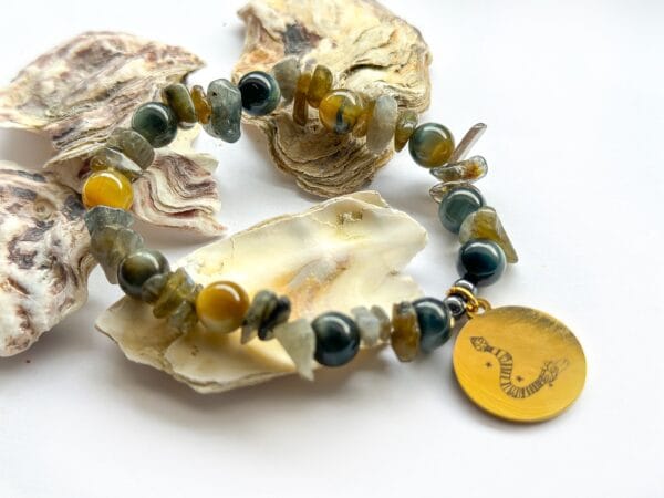 Bransoletka z labradorytu i z tygrysiego oka z przywieszką rysunkiem Beaty Pawlikowskiej Wąż Quetzalcoatl