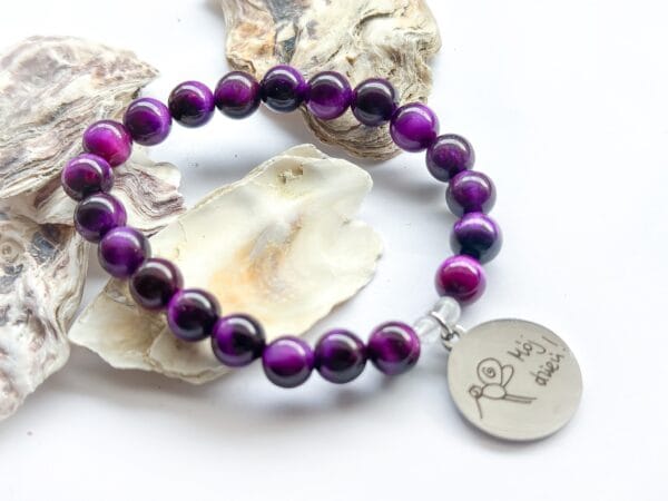 Bransoletka z fioletowego tygrysiego oka z przywieszką rysunkiem Beaty Pawlikowskiej Wąż Quetzalcoatl