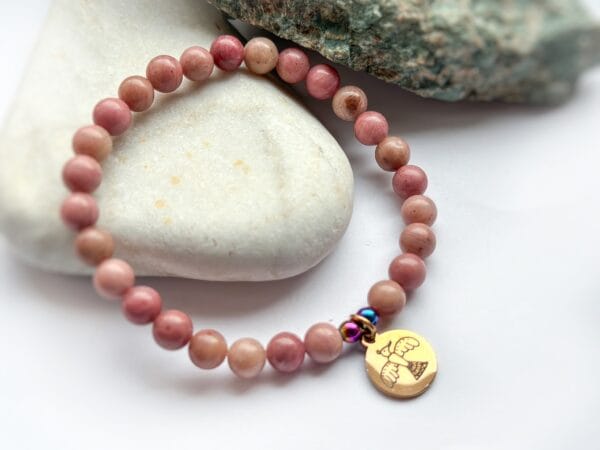 Bransoletka z rodonitu z przywieszką projektu Beaty Pawlikowskiej ,,Orzeł''