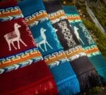 Ciepły szal z etnicznym wzorem z Kolumbii z wizerunkiem lamy w kolorze morskim 2 - obrazek 2