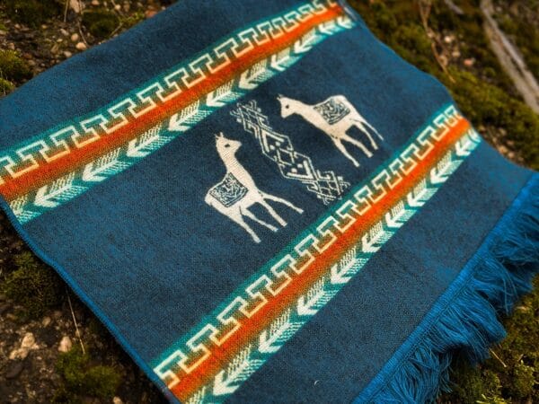 Ciepły szal z etnicznym wzorem z Kolumbii z wizerunkiem lamy w kolorze morskim 2