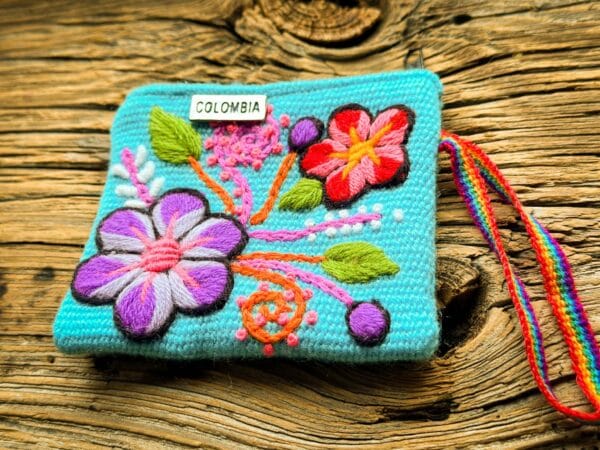 Ręcznie haftowane portfeliki z Kolumbii w kolorze morskim
