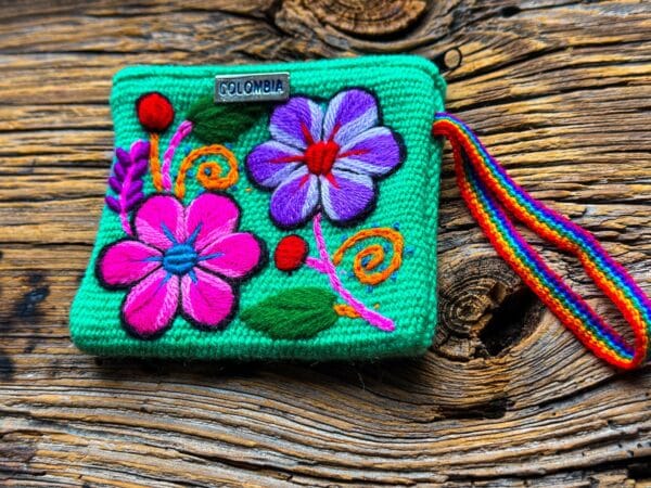 Ręcznie haftowane portfeliki z Kolumbii w kolorze zielonym
