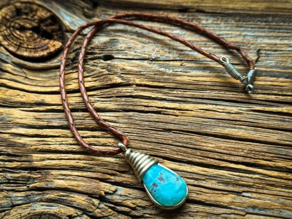 Naszyjnik z turkusem w ręcznie robionym metalowym osadzeniu