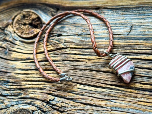 Naszyjnik z rodochrozytem w ręcznie robionym metalowym osadzeniu