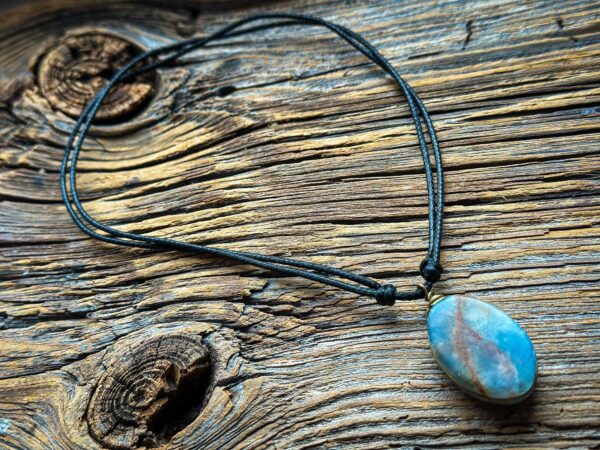 Naszyjnik z naturalnym kamieniem w ręcznie robionym osadzeniu