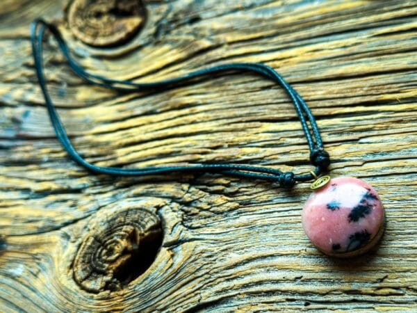 Naszyjnik z opalem andyjskim w ręcznie robionym osadzeniu