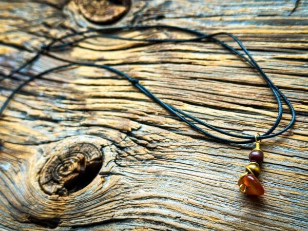 Naszyjnik z tygrysim okiem i czerwonym jaspisem – pamiątka z Kolumbii