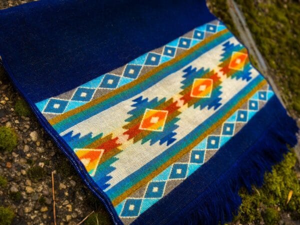 Ciepły szal z etnicznym wzorem z Kolumbii w kolorze granatowym wzór 2
