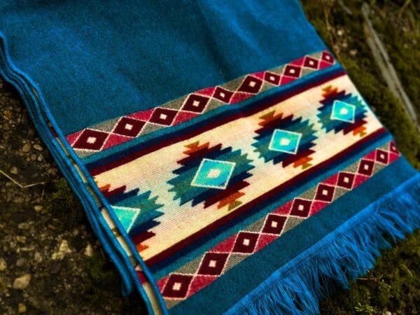 Ciepły szal z etnicznym wzorem z Kolumbii w kolorze morskim