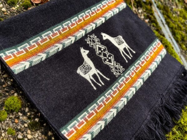 Ciepły szal z Kolumbii z wizerunkiem lamy w kolorze brązowym