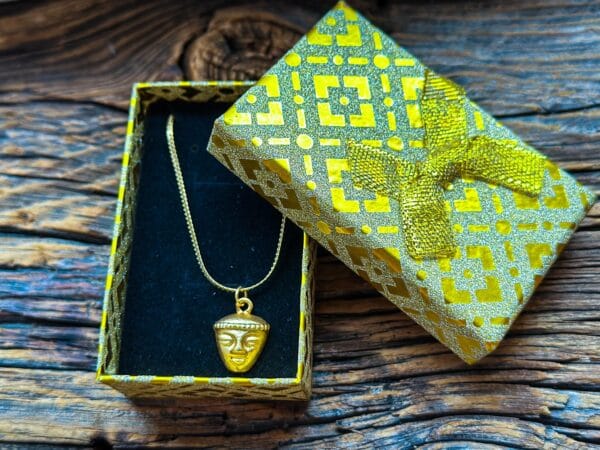 Zawieszka do naszyjnika – replika wzorów prekolumbijskich z łańcuszkiem  pakowana w pudełeczko zielone