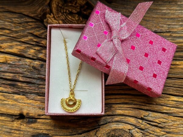 Zawieszka do naszyjnika – replika wzorów prekolumbijskich z łańcuszkiem  pakowana w pudełeczko różowe