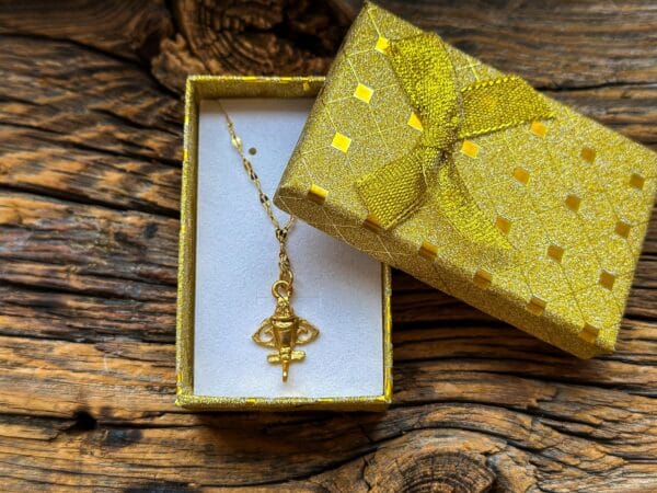 Zawieszka do naszyjnika – replika wzorów prekolumbijskich z łańcuszkiem  pakowana w pudełeczko żółte