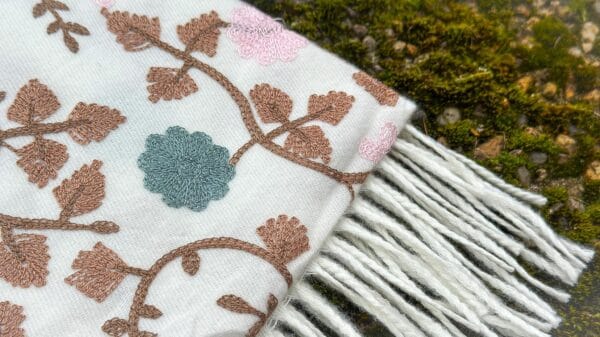 Lekki szal ręcznie haftowany w kolorze białym