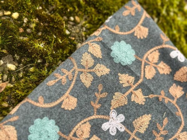 Lekki szal ręcznie haftowany w kolorze szarym